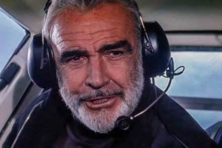 Sean Connery, aktor kharismatik, saat berperan sebagai Robert MacDougal, pencuri legendaris dalam Entrapment (1999)