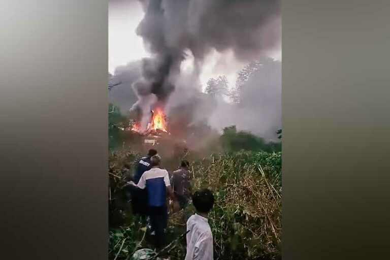 Tangkapan layar video helikopter yang jatuh di Kecamatan Rancabali, Kabupaten Bandung, Jawa Barat