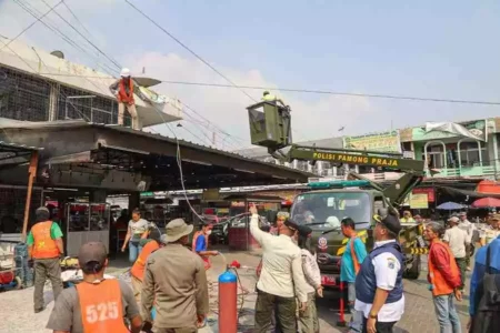 Pembongkaran bangunan yang dianggap melanggar aturan di Komplek Pertokoan Pasar Muara Karang atau yang dikenal Ruko Niaga Pluit