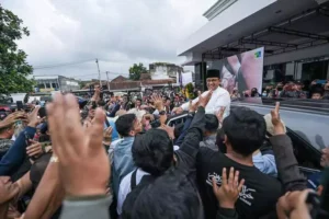 Anies Baswedan saat menyapa para pendukungnya dari Koalisi Kuning Ijo Biru (KIB) Kabupaten Garut, dan partai Koalisi Perubahan (foto: facebook @aniesbaswedan)