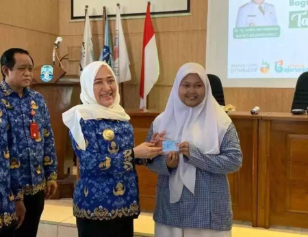 Sambut Pemilu 2024, Disdukcapil Lakukan Perekaman e-KTP pada Pelajar Bojonegoro Bupati Bojonegoro Anna Mu’awanah saat menghadiri kegiatan perekaman e-KTP