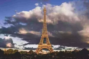 Menara Eiffel di Champ de Mars, sebelah barat daya titik nol Paris