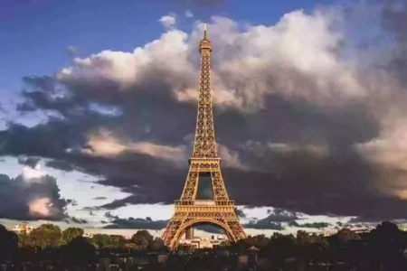 Menara Eiffel di Champ de Mars, sebelah barat daya titik nol Paris