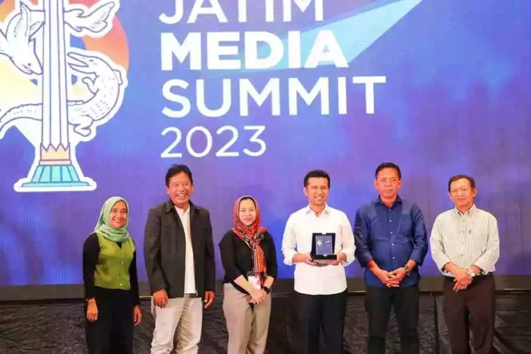 Jatim Media Summit 2023, Emil Dardak: Media harus Beradaptasi, Salah Satunya lewat Capacity Building Emil Dardak bersama perwakilan IMS dan direksi Beritajatim.com