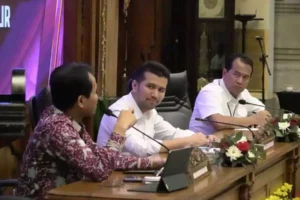 Wagub Emil Dardak (tengah) saat menghadiri rapat koordinasi membahas pengelolaan sektor pertambangan mineral bukan logam dan batuan di Jatim bersama KPK