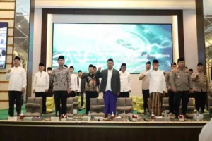 Wakil Rais Aam PBNU KH. Anwar Iskandar bersama Wagub Jatim Emil Dardak dan sejumlah tokoh Jawa Timur saat menghadiri Halal Bihalal PWNU Jatim dan Silaturrahim Bersama PCNU Se-Jatim di Kantor PWNU Jatim