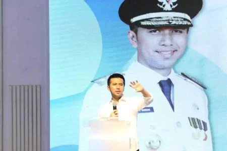 Emil Dardak saat jadi pembicara utama dalam acara Career Center Officer Program (CCOP) di Surabaya.