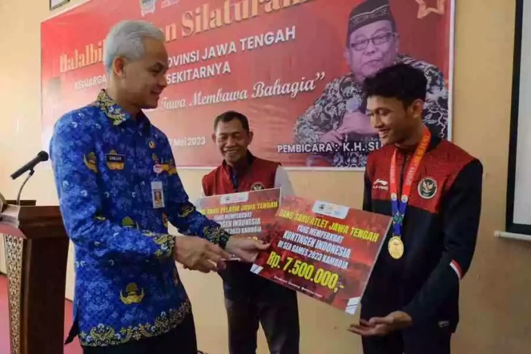 Gubernur Ganjar Pranowo saat bertemu atlet SEA Games 2023 Kamboja di kantor KONI Jateng