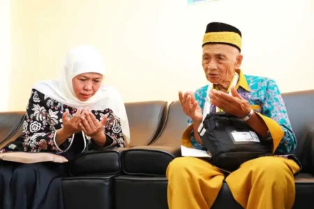 Gubernur Khofifah saat bertemu Harun, calon jemaah haji berusia 119 tahun