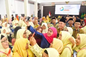 Gubernur Khofifah Indar Parawansa bersama peserta Muswil XII Nasyiatul Aisyiyah Jatim di Hall Sang Pencerah Universitas Muhammadiyah Gresik