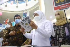 Gubernur Khofifah mengajak pustakawan untuk segera beradaptasi dengan perubahan ekosistem digital.