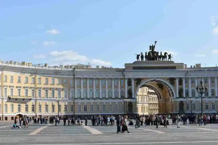 Hermitage, Palace Square, Saint Petersburg, Rusia, salah satu museum legendaris dunia (foto: Maria Rodideal, unsplash)