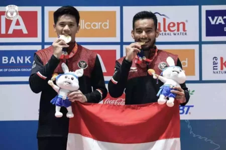 Ganda putra Indonesia, Yeremia Erich Yoche Yacob Rambitan dan Pramudya Kusumawardana berhasil memperoleh empat medali emas berturut-turut dalam pertandingan final bulu tangkis SEA Games 2023 di Kamboja
