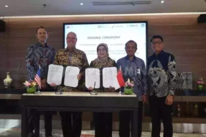 Penandatangan dilakukan oleh Direktur Keuangan Pertamina Emma Sri Martini dan Chief of Party USAID SINAR William R. Meade