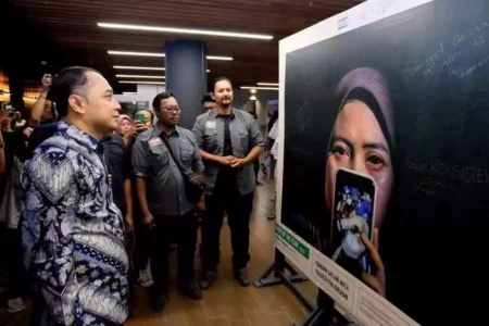 Wali Kota Eri Cahyadi saat mengunjungi pameran foto PFI di ALun-alun Kota Surabaya
