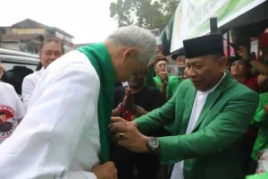Ganjar Pranowo dipakaikan sorban hijau oleh Depri Pontoh. Sejumlah kader yang berada di lokasi juga ikut menyambut dan meneriakan 'presiden'