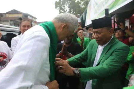 Ganjar Pranowo dipakaikan sorban hijau oleh Depri Pontoh. Sejumlah kader yang berada di lokasi juga ikut menyambut dan meneriakan 'presiden'