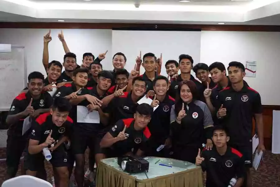 Timnas U-22 foto bersama usai mengikuti kelas pendampingan psikologis