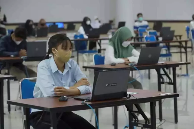 Peserta Ujian Tulis Berbasis Komputer - Seleksi Nasional Berdasarkan Tes (UTBK-SNBT) di Universitas Airlangga