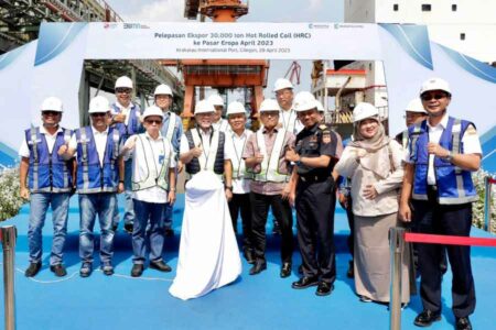 Mendag RI Zulkifli Hasan bersama Dirut PT KS Purwono Widodo saat melepas ekspor baja milik PT Krakatau Steel di Pelabuhan Krakatau International Port Cilegon.