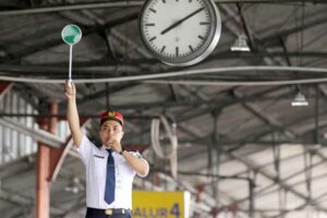 Awak PT Kereta Api Indonesia sedang menjalankan tugasnya (foto: istimewa)