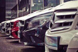 Hal Penting yang Harus Dilakukan Sebelum Beli Mobil Bekas Ilustrasi dealer mobil bekas