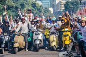 Wali Kota Surabaya Eri Cahyadi dan Ketua TP PKK Kota Surabaya Rini Indriyani Eri Cahyadi bersama warga kota bergabung dalam Sunmori, alias sunday morning ride (foto: istimewa)