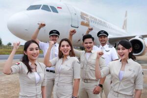 Sejumlah awak dan pesawat Super Air Jet siap mengantar traveler ke destinasi pilihan (foto: istimewa)
