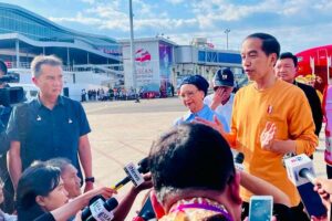 Prinsip ASEAN adalah Kolaborasi tanpa Jadi Proksi bagi Negara Lain Presiden Joko Widodo di Bandara Internasional Komodo, Kabupaten Manggarai Barat, Provinsi Nusa Tenggara Timur (foto: BPMI Setpres)
