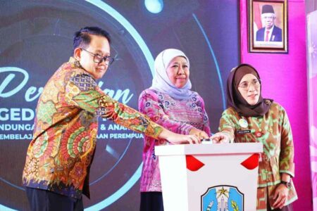 Gubernur Jawa Timur Khofifah Indar Parawansa saat meresmikan Unit Pelaksana Teknis Perlindungan Perempuan dan Anak (UPT PPA) Dinas Pemberdayaan Perempuan Perlindungan Anak dan Kependudukan (DP3AK) Provinsi Jatim