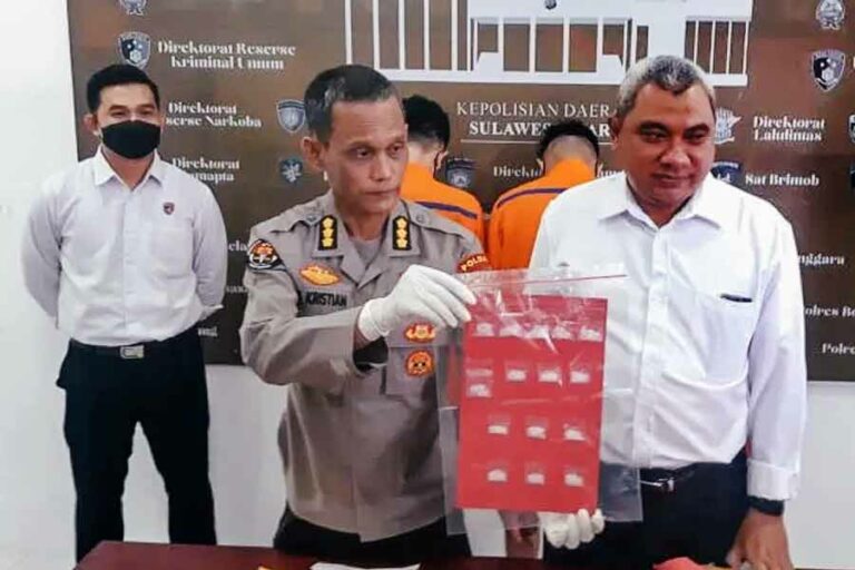 Kabid Humas Kombes Pol Iis Kristian dan Dirresnarkoba Polda Sulut Kombes Pol Budi Samekto (foto: dok Humas Polda Sulut)