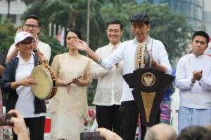 Presiden Jokowi saat memukul rebana sebagai tanda Kick Off Keketuaan ASEAN Indonesia 2023 di Bundaran HI, Jakarta