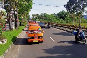 Caleg PKS datang ke KPU dengan diiringin delapan angkot warna orange. Katanya, ini jadi semangat PKS untuk hadir menjadi membela rakyat (foto: dok pks)