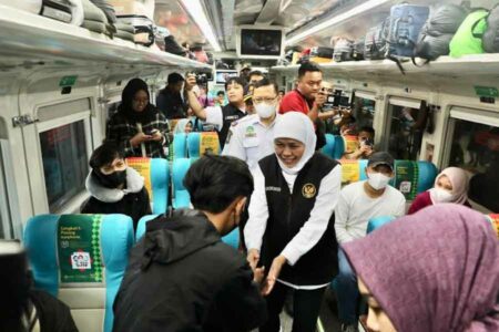 Gubernur Khofifah saat menyapa penumpang kereta api di Stasiun Pasar Turi Surabaya