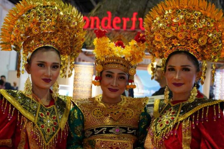 Penari tradisional di Indonesia