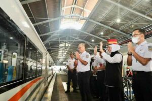 Gubernur Khofifah dan pimpinan PT KAI Daop 8 Surabaya melepas warga yang mengikuti arus balik dari Stasiun Pasar Turi Surabaya