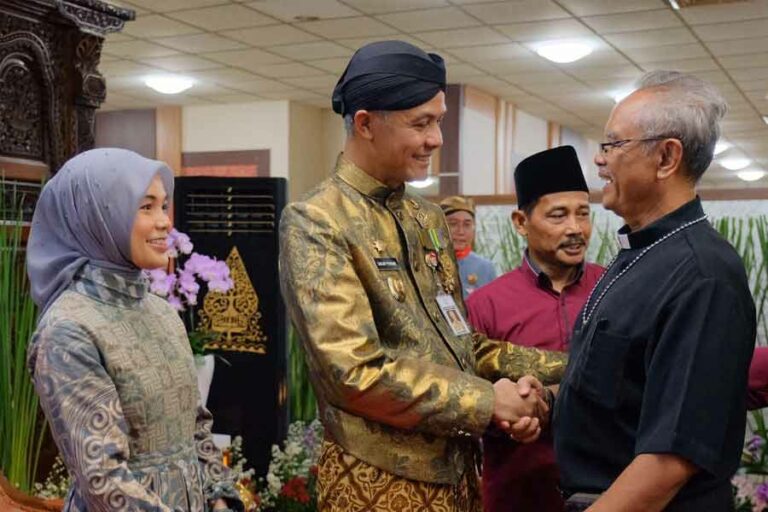 Gubernur Jawa Tengah Ganjar Pranowo menyambut tamu-tamu istimewa saat halal bihalal di kantor Gubernur Jawa Tengah