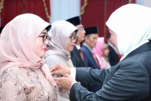 Hari Pendidikan Nasional, Gubernur Khofifah Berikan Satyalancana Karya Satya pada 206 Guru Gubernur Khofifah menyematkan Penghargaan Tanda Kehormatan Satyalancana Karya Satya kepada guru di lingkungan Pemprov Jatim setelah upacara peringatan Hari Pendidikan Nasional