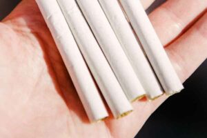 Ilustrasi rokok kretek di pasar (foto: Elsa Olofsson, pexels)