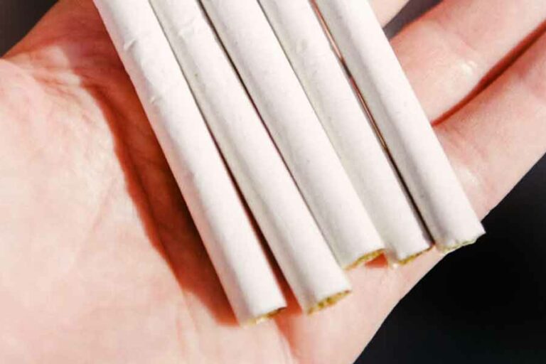 Ilustrasi rokok kretek di pasar (foto: Elsa Olofsson, pexels)