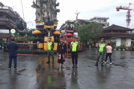 Meski Diguyur Hujan Festival Semarapura tetap Diserbu Pengunjung Pengamanan di sekitar lokasi Festival Semarapura, Klungkung, Bali