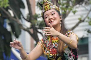 Ketika Anak Muda Rayakan Hari Pendidikan Nasional dengan Cara Beda Cikita Amanda saat menjadi konduktor untuk memimpin orkestra musik peringatan Hardiknas 2023 (foto: istimewa)