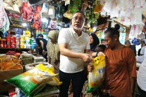 Tinjau Pasar Sentral Hamadi, Mendag: Harga Bapok di Jayapura Terpantau Stabil Mendag melihat harga bapok di Jayapura, Papua, terpantau stabil dan pasokan tersedia (foto: Dok Biro Humas Kemendag)