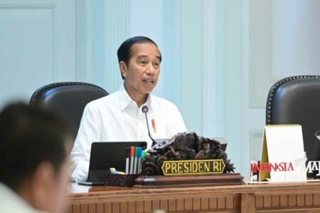 Presiden Joko Widodo saat memimpin rapat tindaklanjut rekomendasi penyelesaian non-yudisial pelanggaran hak asasi manusia (HAM) berat yang telah ditetapkan Komnas HAM