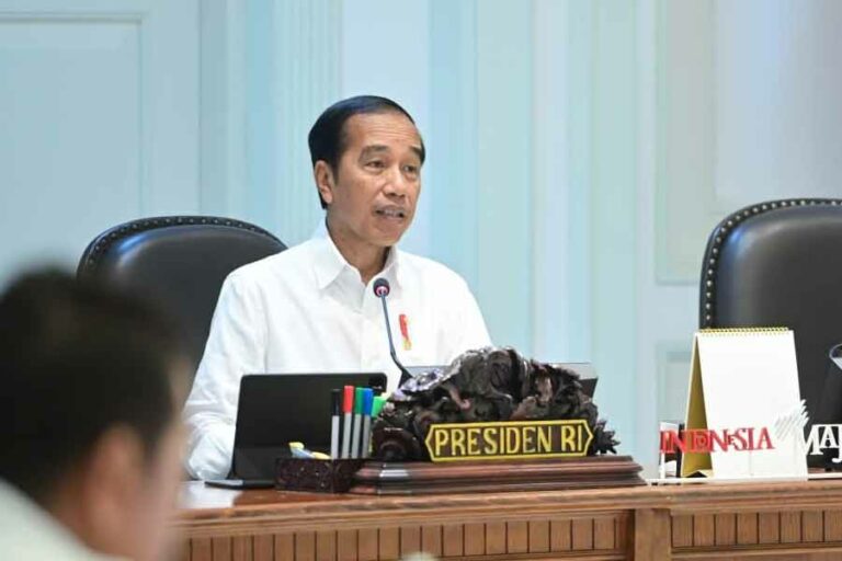 Presiden Joko Widodo saat memimpin rapat tindaklanjut rekomendasi penyelesaian non-yudisial pelanggaran hak asasi manusia (HAM) berat yang telah ditetapkan Komnas HAM