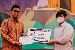 Mahasiswa program studi teknologi sains data FTMM Unair Arya Duta Sumitro Putra saat menerima penghargaan Juara 3 dalam Lomba Esai EVEESCO 2023 Universitas Pembangunan Nasional Veteran Jawa Timur