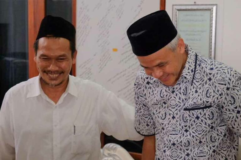 Pertemuan Gubernur Jawa Tengah Ganjar Pranowo dengan KH Ahmad Bahauddin Nur Salim atau akrab disebut Gus Baha