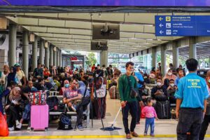 Calon penumpang kereta api menunggu di stasiun (foto: dok KAI)