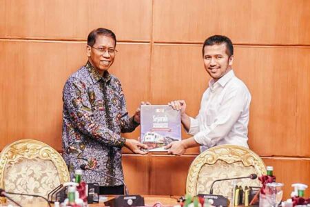 Direktur Utama PT Kereta Api Indonesia (KAI) Didiek Hartantyo bersama Wakil Gubernur Jawa Timur Emil Elestianto Dardak di Gedung Negara Grahadi