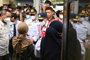 Menhub: Arus Mudik 2023 yang Berlangsung 24-30 April Berjalan Lancar Menteri Perhubungan RI Budi Karya Sumadi bersama Penjabat (Pj) Gubernur DKI Jakarta Heru Budi Hartono saat meninjau kondisi pergerakan penumpang kereta api pada masa arus balik di Stasiun Pasar Senen